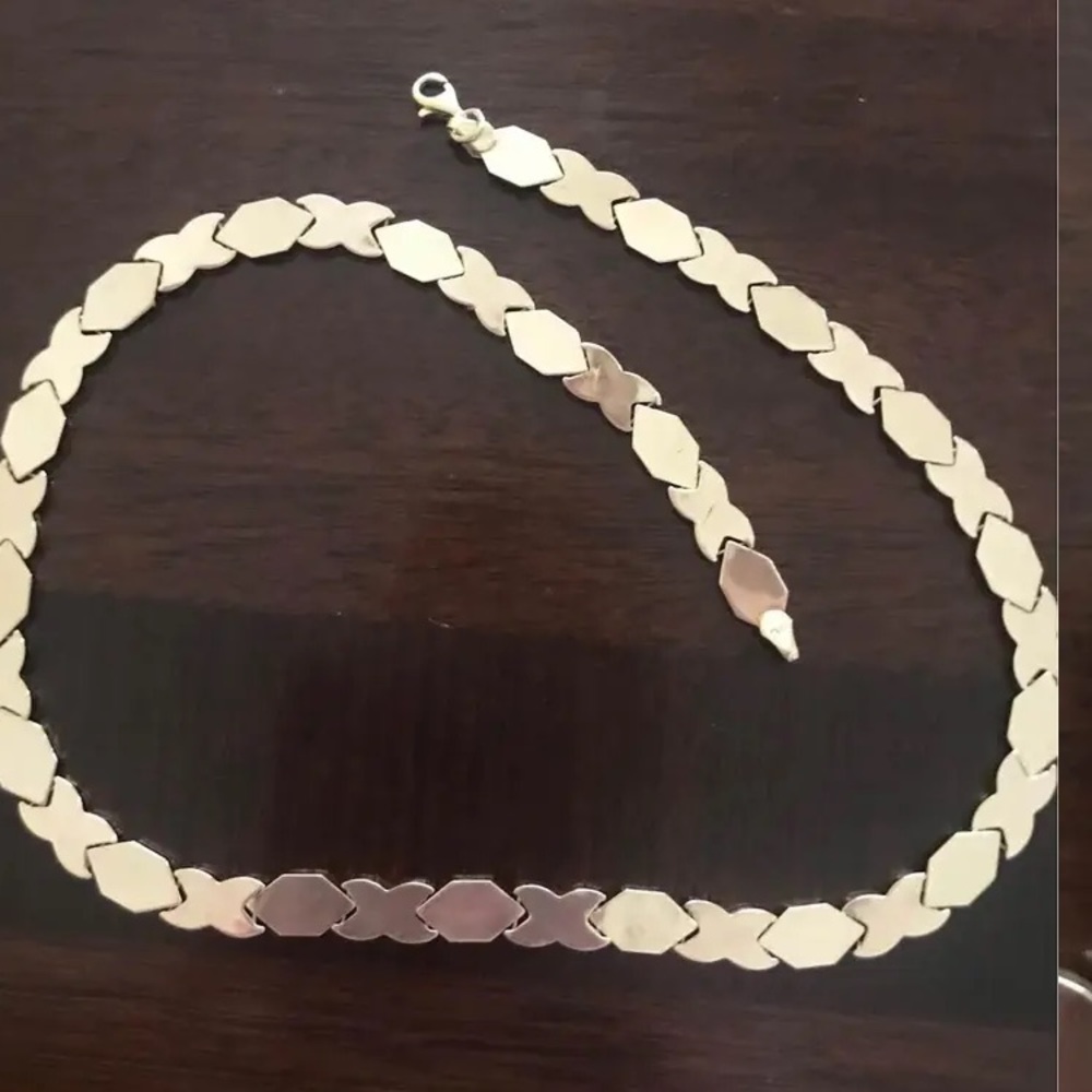 14 karat yellow gold kisses and hugs choker.17 inches